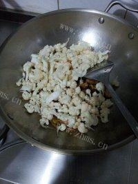 常吃不腻的菜花炒肉做法图解8)