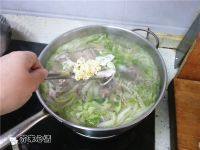 家常菜白菜排骨汤做法图解8)
