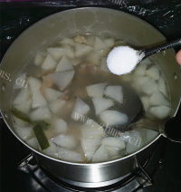 美味饿仔排萝卜汤做法图解9)