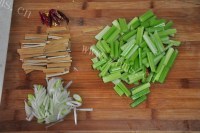 美味营养的西芹炒豆干做法图解2)