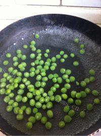 家常菜豌豆炒虾仁做法图解9)