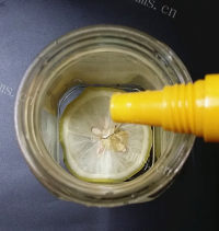 美味的蜂蜜柠檬水做法图解6)