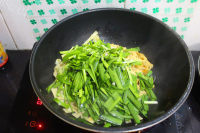家常菜韭菜炒干豆腐做法图解9)