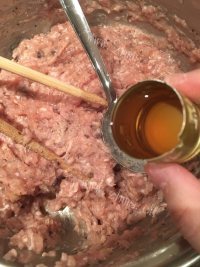 美味的干蒸鲜虾烧麦做法图解16)