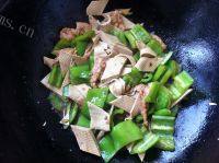 食欲满满的尖椒豆片炒肉做法图解6)