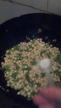 家常菜玉米炒青椒做法图解8)