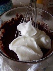 巧克力樱桃蛋糕做法图解3)