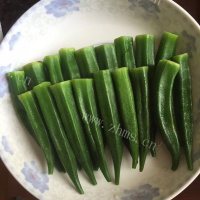 热腾腾的白灼秋葵做法图解2)