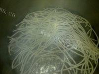家常菜芹菜炒粉丝做法图解2)