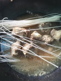美味的脊骨白菜炖粉条做法图解4)