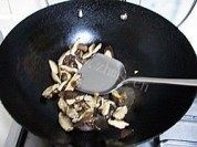 美味的韭菜炒香菇做法图解3)