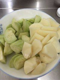 家常菜茄子炖土豆做法图解2)
