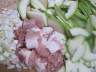 角瓜炒肉做法图解2)