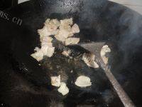常吃不腻的芹菜炒肉做法图解3)