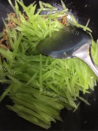 脆嫩可口的莴苣肉丝做法图解5)