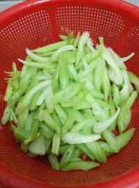 家常菜鱿鱼炒芹菜做法图解4)