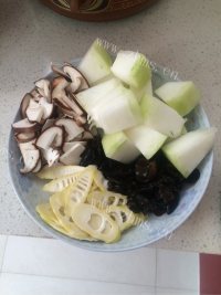 美味的鸭架汤做法图解4)