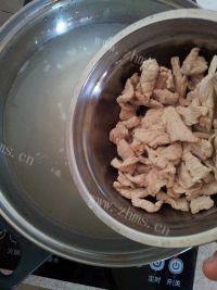 美味早餐瘦肉蔬菜粥做法图解8)