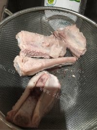 美味的冬瓜排骨汤做法图解3)