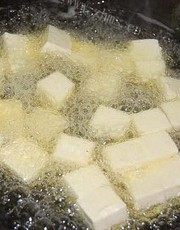 美味的椒盐炸豆腐做法图解3)
