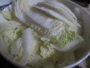 美味的白菜炒肉做法图解2)