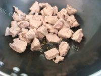 色泽鲜亮的胡萝卜炖羊肉做法图解4)