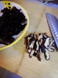 色泽鲜亮的香菇蒸鸡做法图解3)