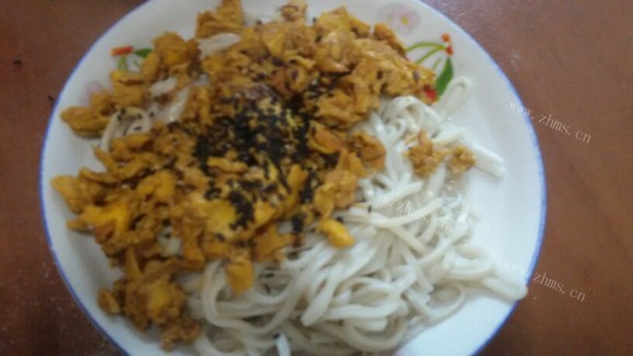色味俱佳的鸡蛋酱拌面