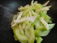 鲜甜芹菜炒肉片做法图解5)