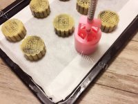 美味乌豆沙蛋黄广式月饼做法图解8)