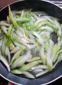 香鲜至极的西芹炒牛肉做法图解3)