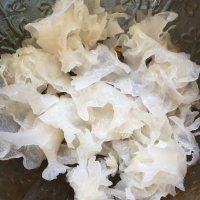 自制冰糖雪梨银耳莲子汤做法图解3)