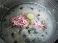 外婆教我做皮蛋瘦肉粥做法图解9)
