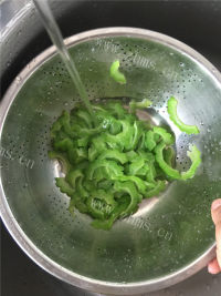 清热解毒的凉拌苦瓜做法图解5)