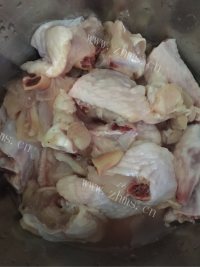 美味的板栗鸡翅做法图解2)