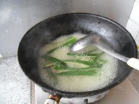 香喷喷的白灼秋葵做法图解6)