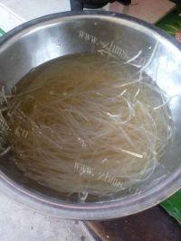 美味的菠菜丸子汤做法图解2)
