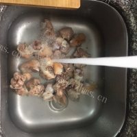 养颜花生莲藕猪脚汤做法图解2)