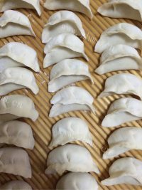 简易的猪肉芹菜馅饺子做法图解11)