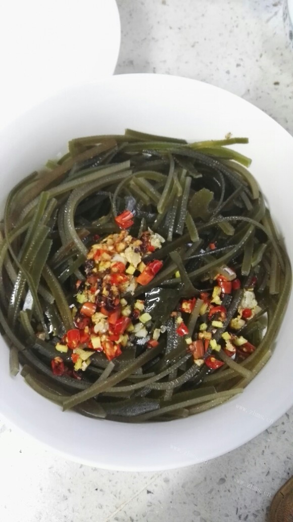 热腾腾的凉拌海带