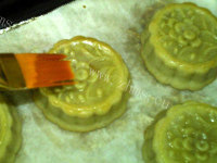自制广式莲蓉蛋黄月饼做法图解19)