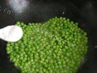 家常菜豌豆炒虾仁做法图解6)
