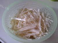 美味的热拌银针菇做法图解1)