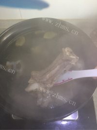 制作香喷喷的骨头煲做法图解6)