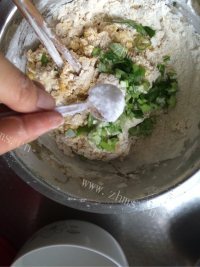 葱花鸡蛋饼做法图解4)