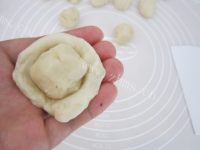 口感丰富的红豆沙酥饼做法图解6)