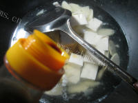 美味鲜香的咸肉鞭笋豆腐汤做法图解7)