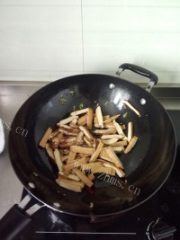 家常菜芹菜炒豆干做法图解6)