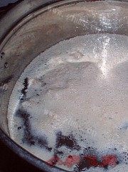 诱人的鸡蛋花凉瓜猪骨汤做法图解3)
