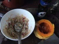 南瓜海鲜饭盅做法图解4)